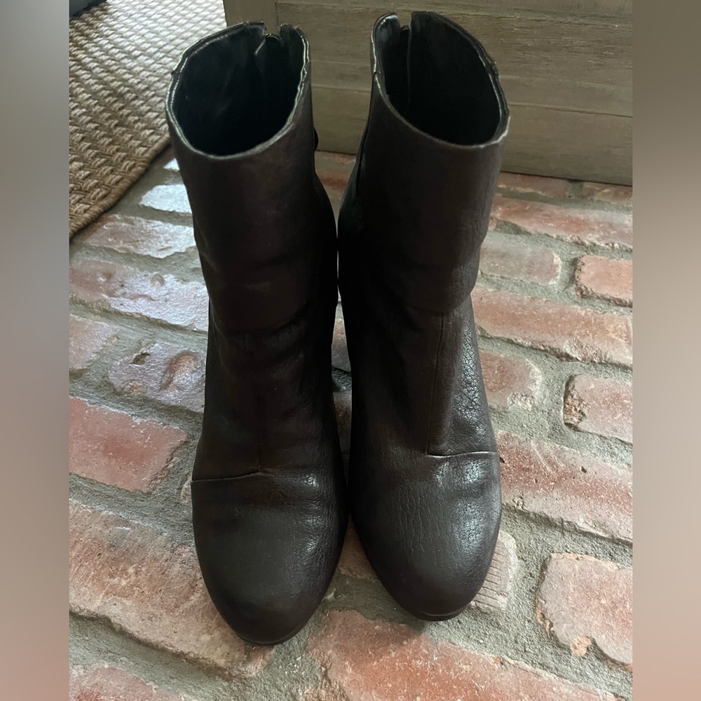 Vibram Brown Ankle Boots with Durable Design